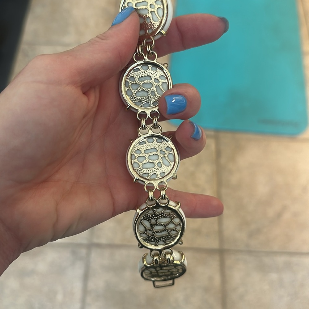 Elegant Gold-Tone Bracelet - Picture 5 of 5